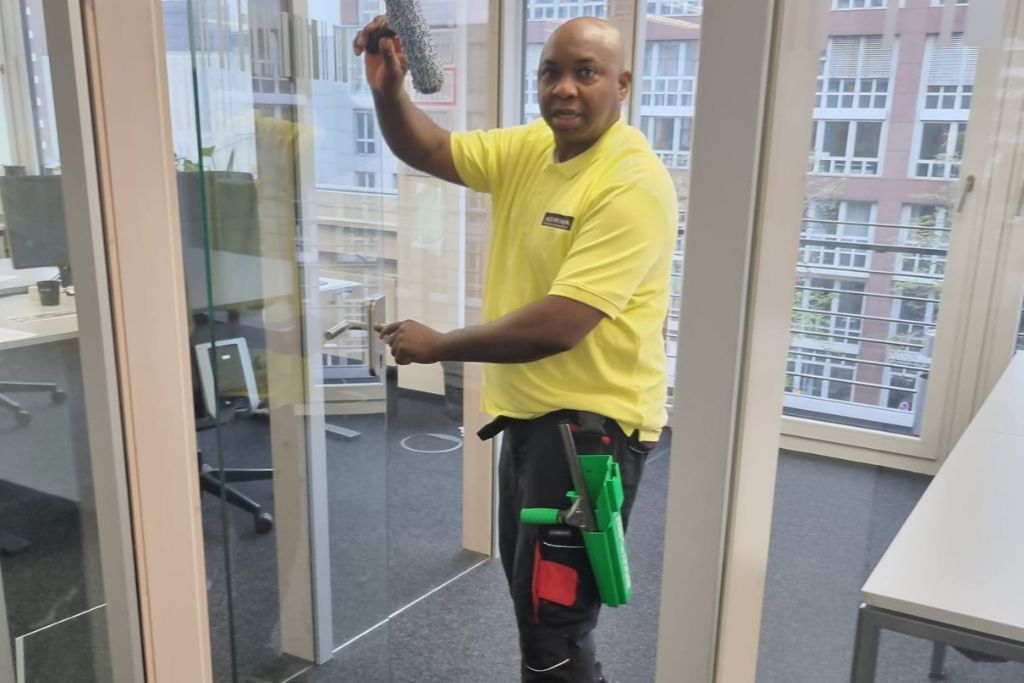 Zuverlaessige Reinigung Wohn Geschaeftsraeume