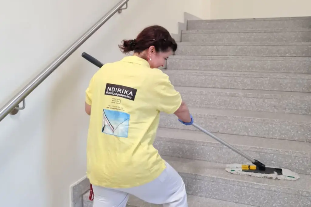 Putzfrau Treppenhausreinigung perfekte Sauberkeit
